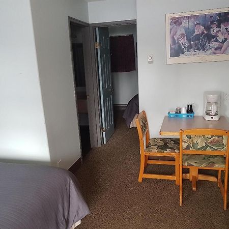 Anchor Riverfront Motel Sicamous Kültér fotó