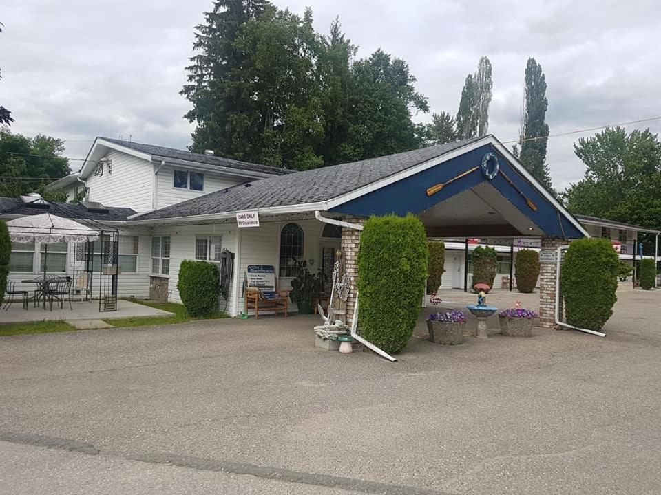 Anchor Riverfront Motel Sicamous Kültér fotó