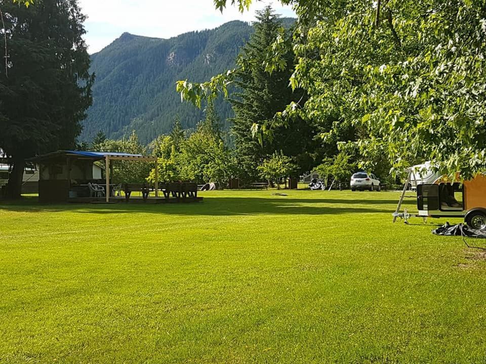 Anchor Riverfront Motel Sicamous Kültér fotó