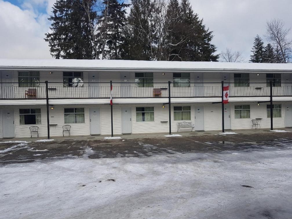 Anchor Riverfront Motel Sicamous Kültér fotó