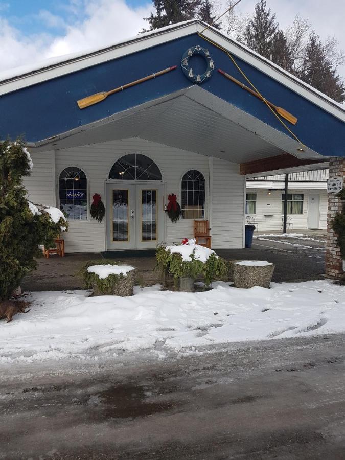 Anchor Riverfront Motel Sicamous Kültér fotó