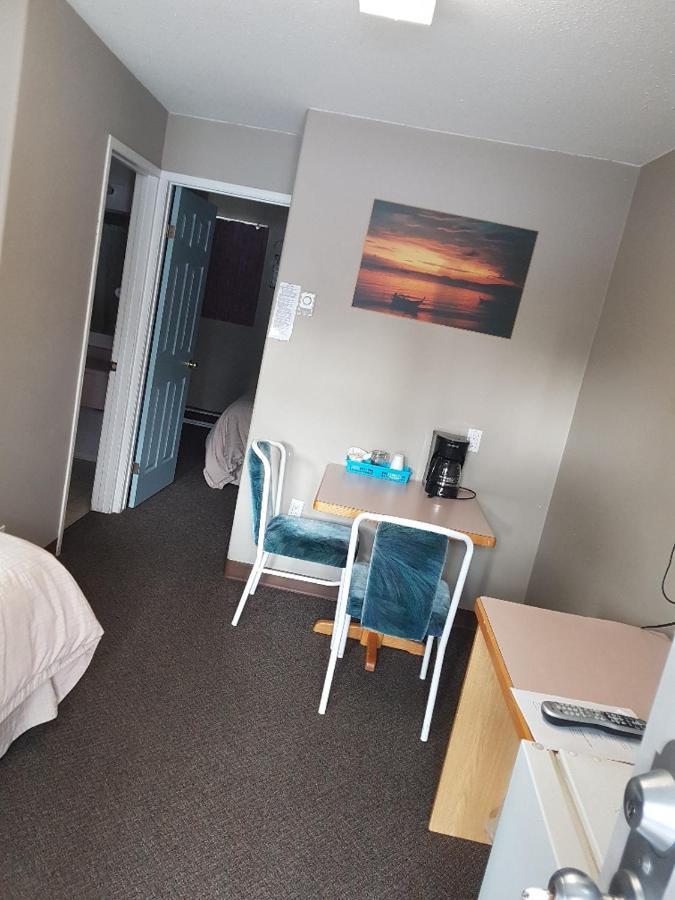 Anchor Riverfront Motel Sicamous Kültér fotó