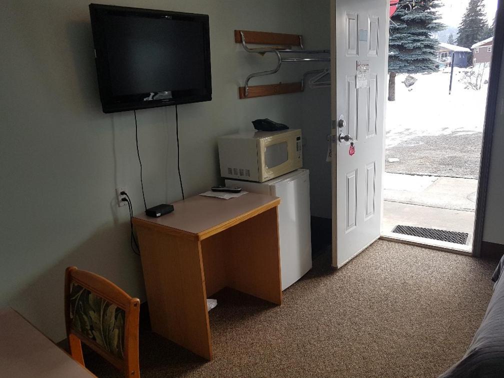 Anchor Riverfront Motel Sicamous Kültér fotó